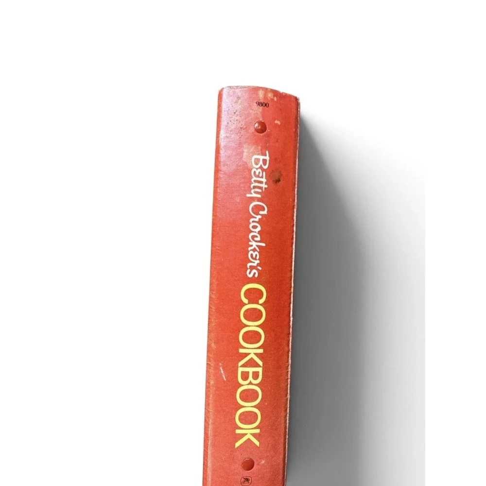 Vintage Betty Crocker's Cookbook Red 5 Ring Binder Hardcover Grannycore Golden